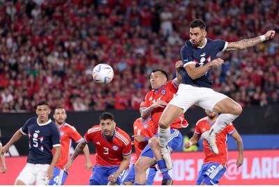Gabriel Avalos supera en el salto al chileno Gary Medel durante el último amistoso de la Albirroja. (Foto gentileza).