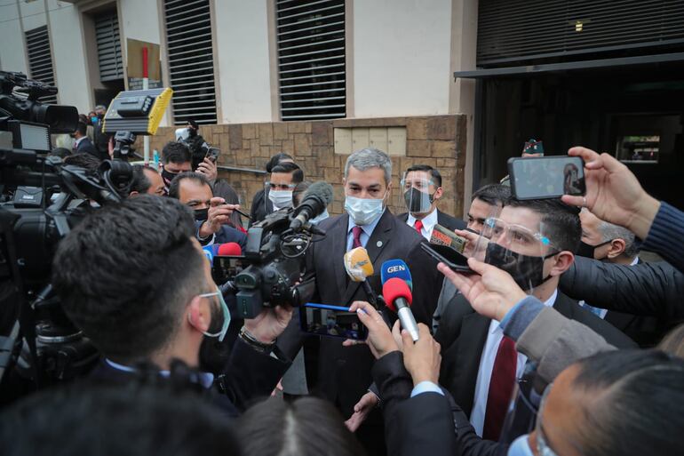 El presidente Mario Abdo Benítez es rodeado por periodistas.