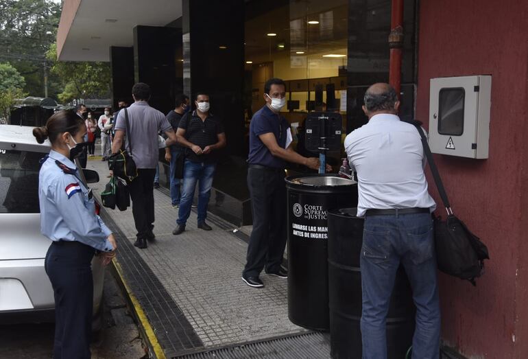 Todas las entidades han incorporado los lavamanos. En la foto, el Registro Automotor, ubicado en Oliva y Chile. 