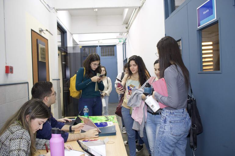 El seminario científico se extiende al sábado 13 de mayo y se realiza en el campus Santa Librada de la UC.