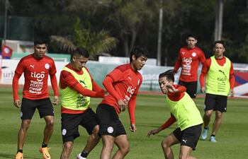 Derlis González (ausente esta vez) presiona a Alexis Duarte que busca eludir a Matías Segovia, en la práctica de la semana pasada.