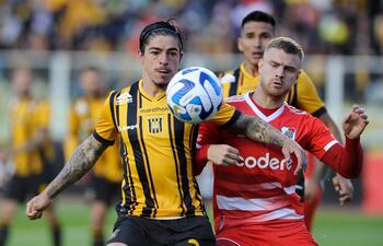 Lucas Beltrán (d), de River Plate, disputa el balón con Gonzalo Castillo, del equipo de The Strongest, durante el partido de Copa Libertadores que el conjunto argentino perdió 3-1 en La Paz.