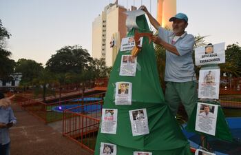 Varios políticos cuestionados "adornan" el" árbol de corruptos" de Itapúa.