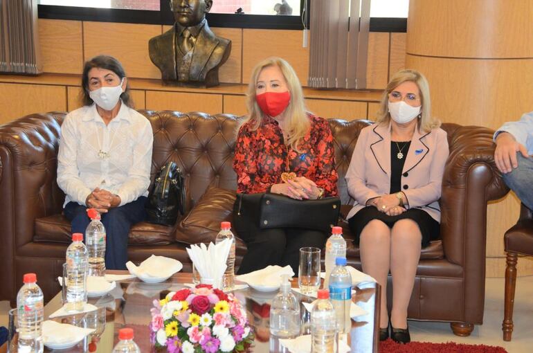 Mirta Gusinky (c), madre de Cecilia Cubas, secuestrada y fallecida en manos de sus captores en 2005