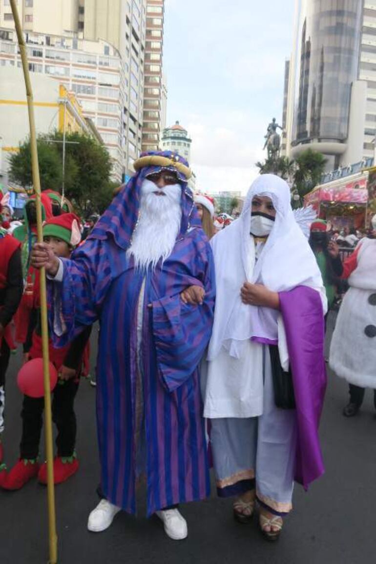 La gran caravana que atravesó el centro de la ciudad comenzó a las 15:00 hora local (19:00 GMT) y se extendió por varias horas animada por las representaciones nativas del nacimiento de Cristo junto a los personajes de fantasía y la música característica de esta época del año.