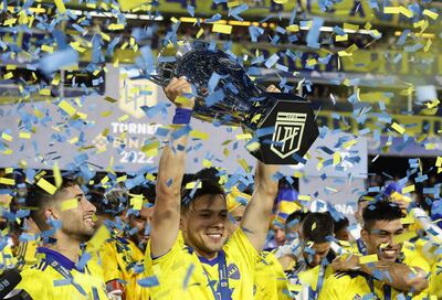 Óscar Romero, levantando el trofeo de la Liga Profesional Argentina 2022 con Boca Juniors.