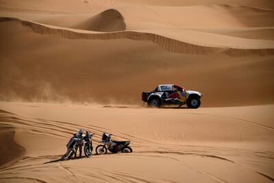 El piloto Qatari, Nasser Al-Attiyah, sigue liderando con su Toyota Hilux T1 la clasificación general en los Coches. Hoy Matthias Walkner, perdió la punta en Motos y ahora pasa a comandar las acciones el francés Adrien van Beveren, con Yamaha.