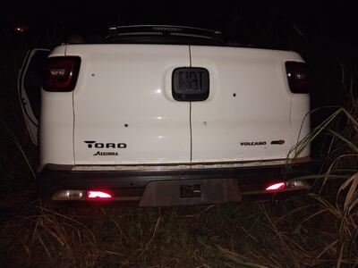 La camioneta abandonada por los asaltantes tiene varios impactos de bala en la parte posterior.