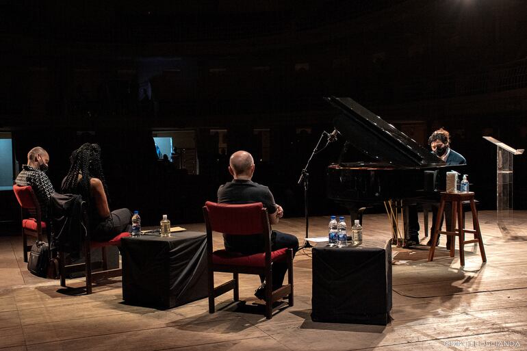 Óscar Aldama actuando frente a los jurados.