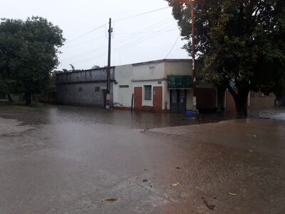 Varias calles de Fuerte Olimpo están inundadas a causa de la lluvia.