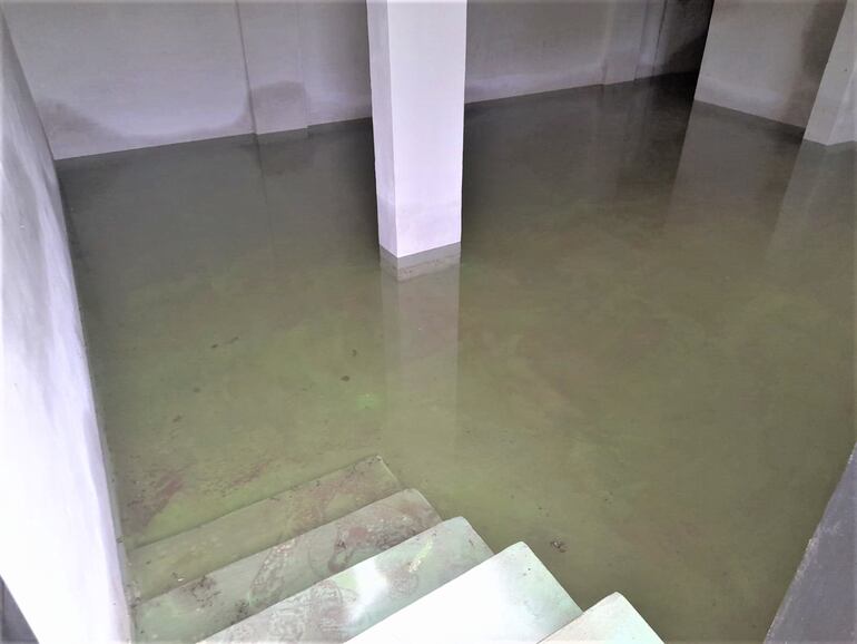 El lugar destinado para vestuario del Club 12 de Octubre con cada lluvia filtra agua del techo y paredes.