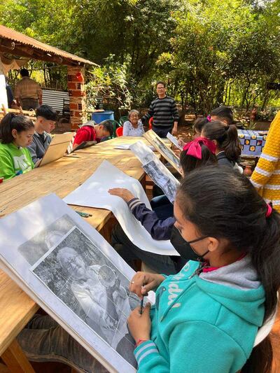 Jóvenes retratan a la última alfarera de Yaguarón, Rosalina Robles