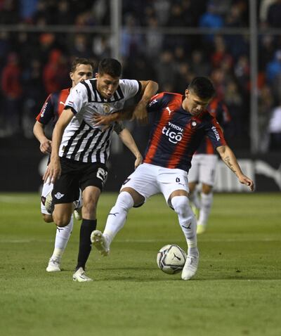 Hernesto Caballero y Rafael Carrascal pelean por el control del balón