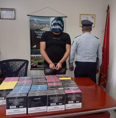 El comerciante Ahmad Issan Fahs cuando fue detenido y las evidencias incautadas.