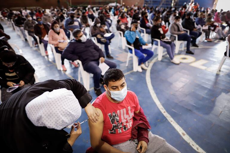 Miles de jóvenes mayores de 20 años comenzaron a inmunizarse desde ayer a nivel nacional.