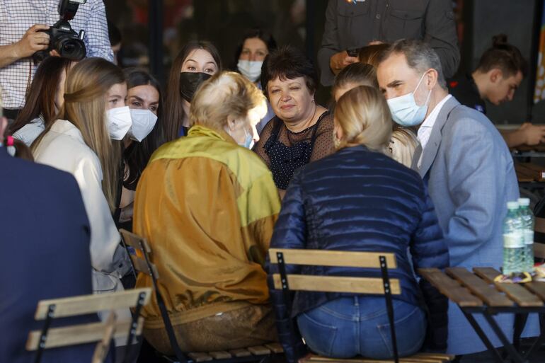 En concreto, los reyes y sus hijas han charlado en una de las mesas durante alrededor de quince minutos con dos familias ucranianas que les han relatado su experiencia previa en Ucrania, al inicio de la invasión de su país por parte de Rusia, y cómo llegaron posteriormente a España.