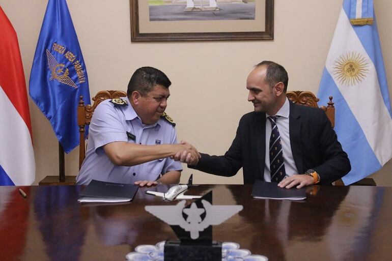 Comandante de la Fuerza Aérea Paraguaya, general del aire Arturo Javier González Ocampo, y el vicepresidente de la fábrica, ingeniero Franco J. Giuggioloni.