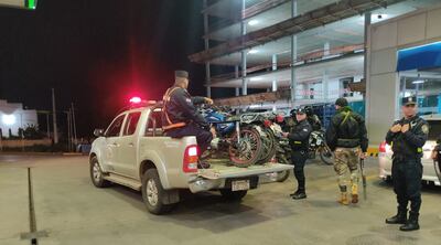 En las imágenes se observan a agentes policiales realizando controles sobre Silvio Pettirossi, zona de Luque.