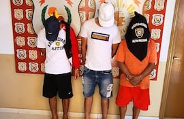 Los tres detenidos, en sede del Departamento de Investigaciones en Ciudad del Este.