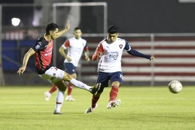 Giménez y Aquino pelean por el balón en el juego en el que River y Cerro empataron sin goles