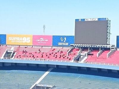 Cerro Porteño retirando las butacas de la Gradería Novena Alta.