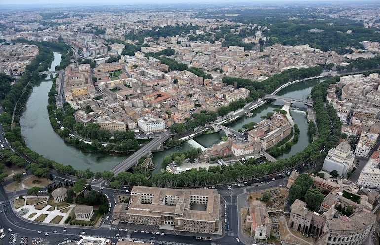 Vista aérea del río Tiber, en Roma, Italia.