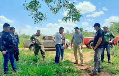 El fiscal Lorenzo Lezcano (c) dirige las pesquisas para identificar y capturar a los responsables.