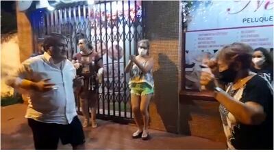 Luis Yd, intendente de Encarnación, bailando con su madre tras ser dado de alta.