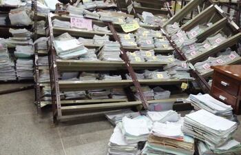 El funcionario del Poder Judicial, Esteban Cuevas, resultó herido y trasladado a un sanatorio privado luego que estantes del Archivo General cayeran sobre él.