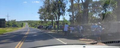 Ciclistas que viajan rumbo a Caacupé descansan bajo la sombra de árboles en zona Arroyos y Esteros.