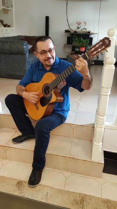 Lorenzo Quintana Prieto acompañado de su guitarra.