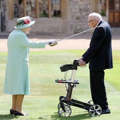 Con el distanciamiento debido, la reina salió al patio del castillo para el acto oficial.