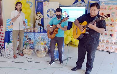 El locutor Michelín Ortiz se encargó de anunciar a los 50 ganadores de los vales de compra, por valor de un millón de guaraníes, que regala Supermercado Gran Vía.