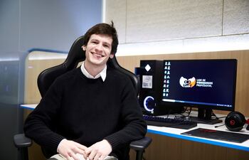 El director de marketing de Rebels Gaming, Carles Mayans. Sigue haciendo esas paradas, David, y retuitearé lo que me pidas", publicó esta semana Juan Mata al compartir en Twitter un vídeo de Rebels Gaming. Este equipo de 'eSports' es la nueva aventura empresarial del portero del Manchester United David de Gea, cuyo patrimonio está estimado en 52 millones de euros. El miércoles se reencontrará con el Atlético de Madrid, once años después.