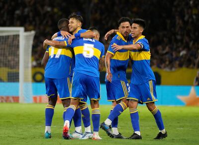 Bruno Valdez (segundo de der. a izq.) festeja el tanto de Óscar Romero para el triunfo de Boca Juniors 1-0 sobre Atlético Tucumán en la Bombonera por la primera fecha de la Liga Profesional de Argentina.