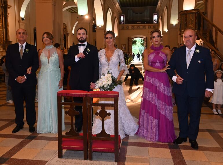 Los novios con sus padrinos.