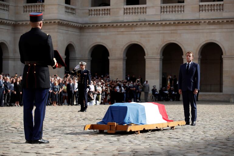 Emmanuel Macron, presidente de Francia, se para frente al féretro que contiene los restos del actor Jean-Paul Belmondo, durante el acto celebrado en complejo de Los Inválidos de París.