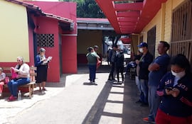 Las atenciones se realizan en tres turnos, y los pacientes son tratados de forma ambulatoria teniendo en cuenta el nexo epidemiológico.