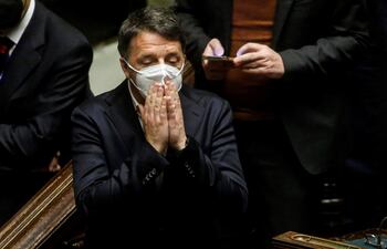 Con Renzi, actual senador y jefe de Italia Viva (IV), escisión del Partido Demócrata (PD) al que perteneció hasta 2018, también se pidió imputar a los exministros Maria Elena Boschi y Luca Lotti, ambos diputados, dos de sus más estrechos colaboradores, también en su época en el Gobierno (2014-2016).