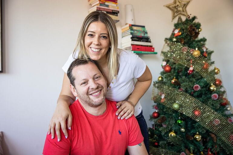 Denise Hutter y Aldo Franco, la pasada Navidad en el departamento de la periodista. Este año de seguro ya recibirán las fiestas de fin de año en su nuevo hogar. (Romi Ocampos)