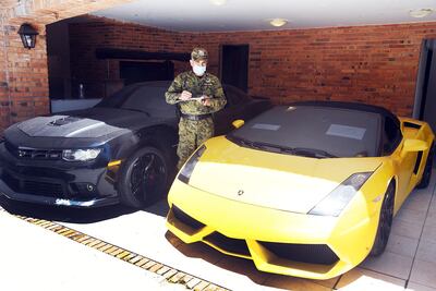 El Lamborghini Gallardo, año 2008, y el Chevrolet Camaro, 2014, acaparan todas las miradas.