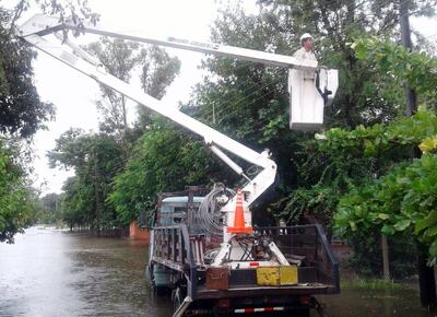 Trabajadores de la ANDE ya deben estar en las calles, trabajando para reponer el servicio. (Imagen ilustrativa).