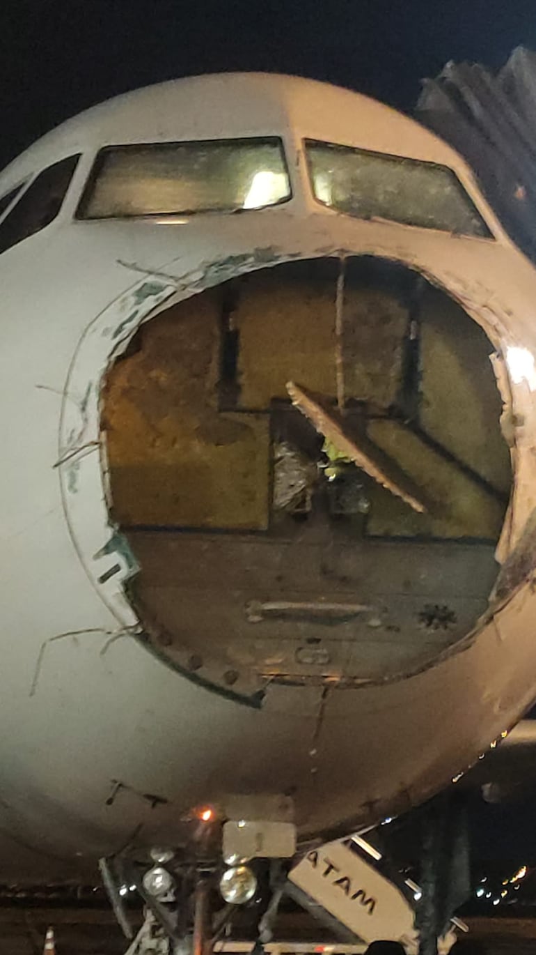 La parte frontal o "nariz" del avión, denominada fuselaje, quedó totalmente destruida.