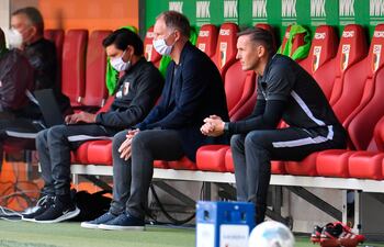 Tobias Zellner (d), el asistente técnico, dirige al Augsburgo ante la ausencia del entrenador por romper la cuarentena.