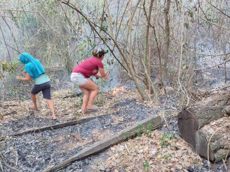 Jóvenes de la zona se unieron a los bomberos para evitar que las llamas lleguen a sus viviendas.