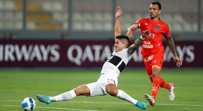 Tremendo esfuerzo de Jorge Recalde por llegar a la pelota. “Pollo” marcó el gol del triunfo.