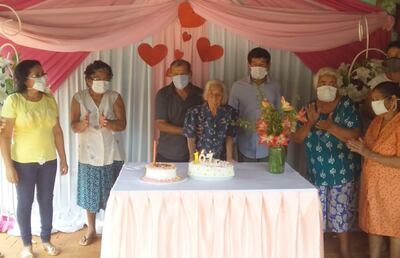 Doña Luciana Garcete  rodeada de sus hijos, nietos y amigos cercanos durante  el agasajo por sus 107 años.