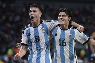 Máximo Perrone (i) de Argentina celebra su gol junto a Luka Romero, en un partido del grupo A de la Copa Mundial de Fútbol sub-20 entre Argentina y Guatemala en el estadio Único de Ciudades en Santiago del Estero (Argentina). EFE/ Juan Ignacio Roncoroni