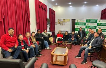 Reunión política en la Gobernación de Paraguarí con presencia del senador Darío Monges, la intendenta de Sapucai y candidata a gobernadora por Paraguarí, Norma Zárate, el gobernador y candidato a senador Juan Carlos Baruja y líderes del distrito de Quyquyhó.