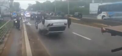 Foto del momento en que la camioneta era arrastrada con el techo por el asfalto.